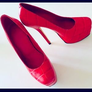 NWT Alice + Olivia Red Snakeskin Platform Pumps 👠